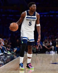 九游下载-场均29.7分5.1板！明天森林狼战雷霆 爱德华兹因右膝酸痛出战成疑